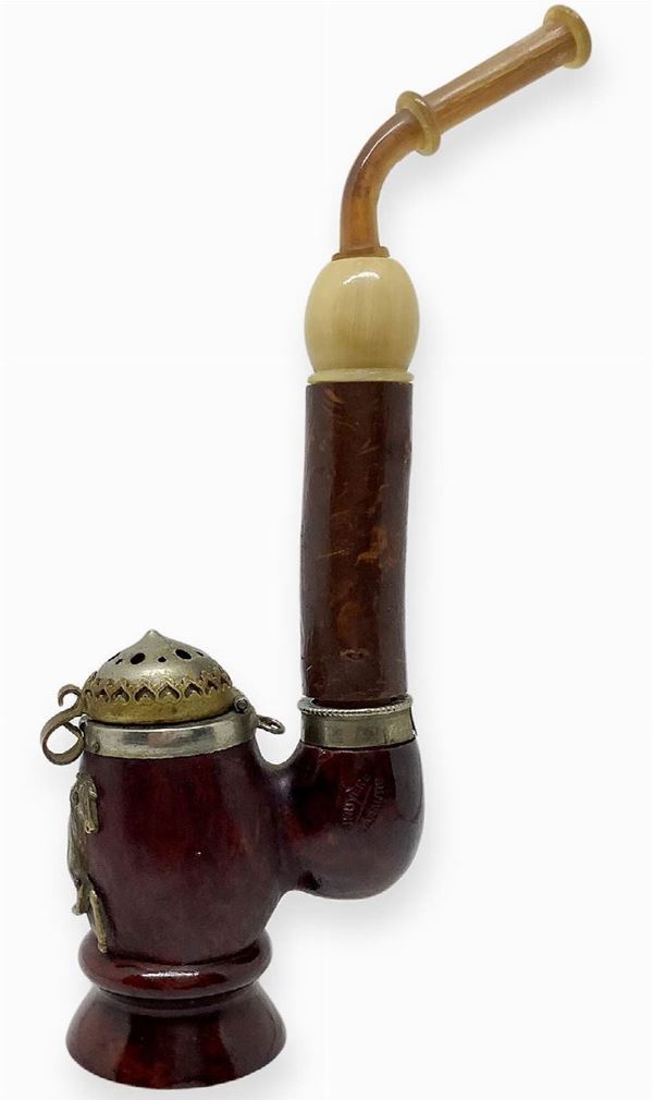 "Pipa in Table foot with Horse" - Denmark. Early '900.
Pipa in Table foot with stove torch and salivino briar, cane cherry wood, mouthpiece galalith and finishes in silver and metal