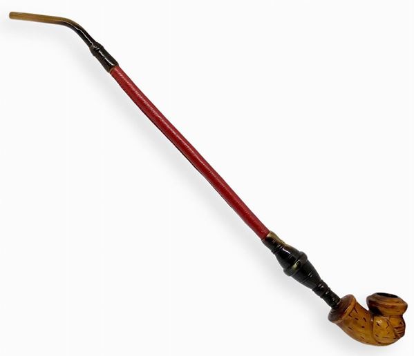 "Pipa with long barrel, Finnish" - Finland. Early '900.
Long walking with stove pipe and torch briar, brown galalith and leather, mouthpiece galalith.