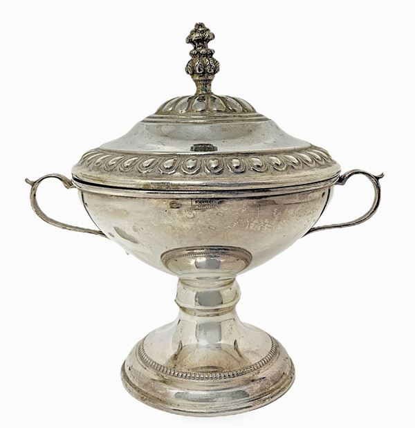 Piccola zuccheriera in stile neoclassico, argento 800. Gr 173.8