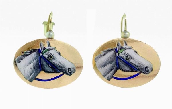 12K gold earrings with enamel depicting a horse's head. Gr 3.5