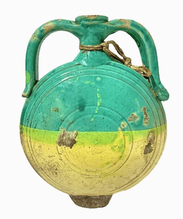 Borraccia biansata in maiolica, Calabria, primi 900. Nei toni del verde e del giallo. Cm 22