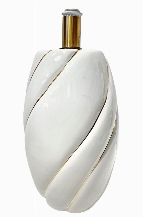 Abat Jour in porcellana bianca, prod italiana. Superficie riportante dettagli in oro. Anni 70. H cm 55