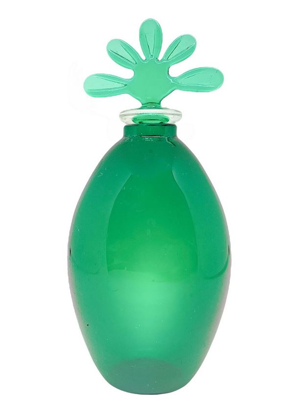 Venini, piccola bottiglia in vetro di Murano colore verde con tappo che richiama forme della natura. Firmato alla base Venini '89. H cm 16,5