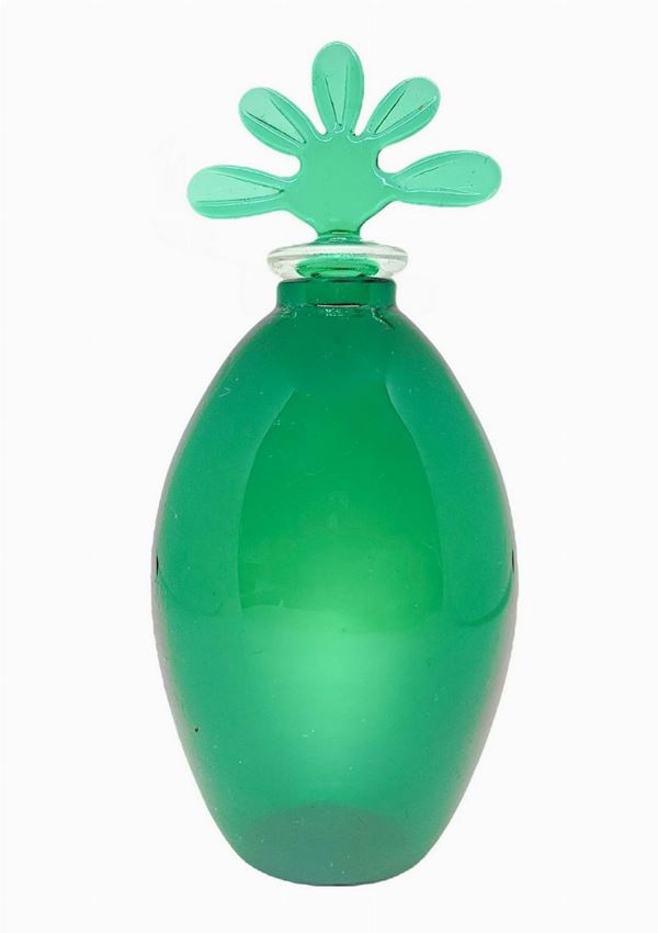 Venini, piccola bottiglia in vetro di Murano colore verde con tappo che richiama forme della natura. Firmato alla base Venini '89. H cm 16,5