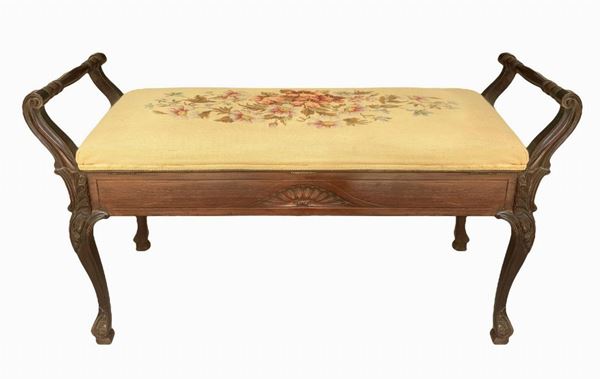 Panchetta in legno con seduta in tessuto floreale. H cm 59x100x37. 
H cm 59x100x37