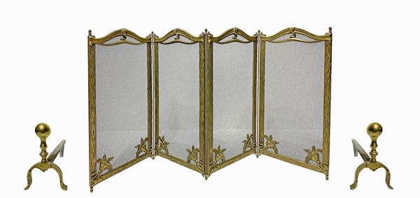 Parascintille con alari. XX secolo,In ottone dorato pieghevole
H cm 20 lunghezza cm 47