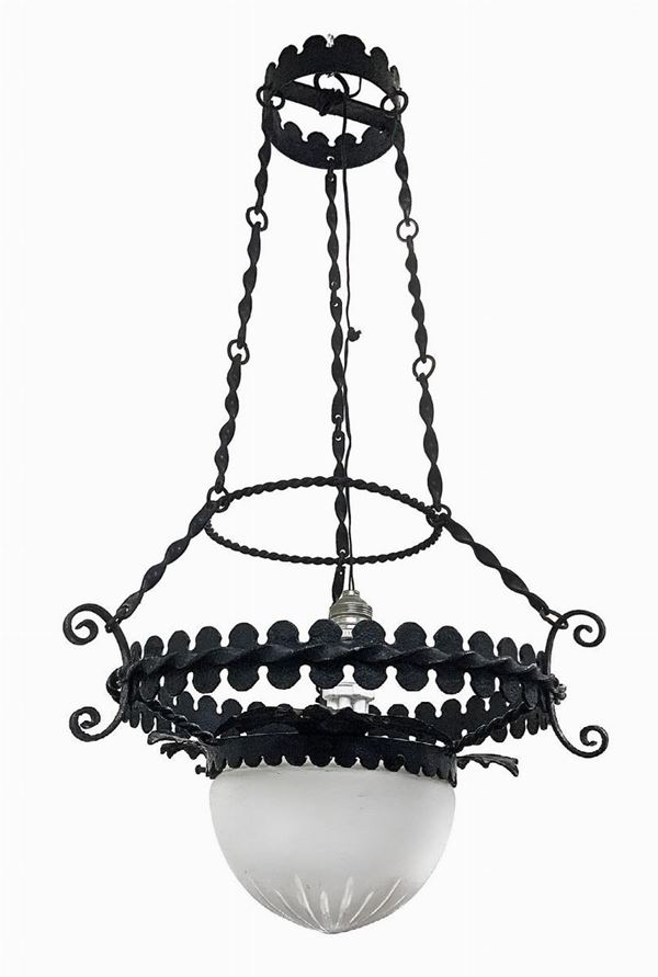 Wrought iron chandelier with glass cup, end nineteenth century. End nineteenth century.
H 94 cm, diameter 40.
& nbsp