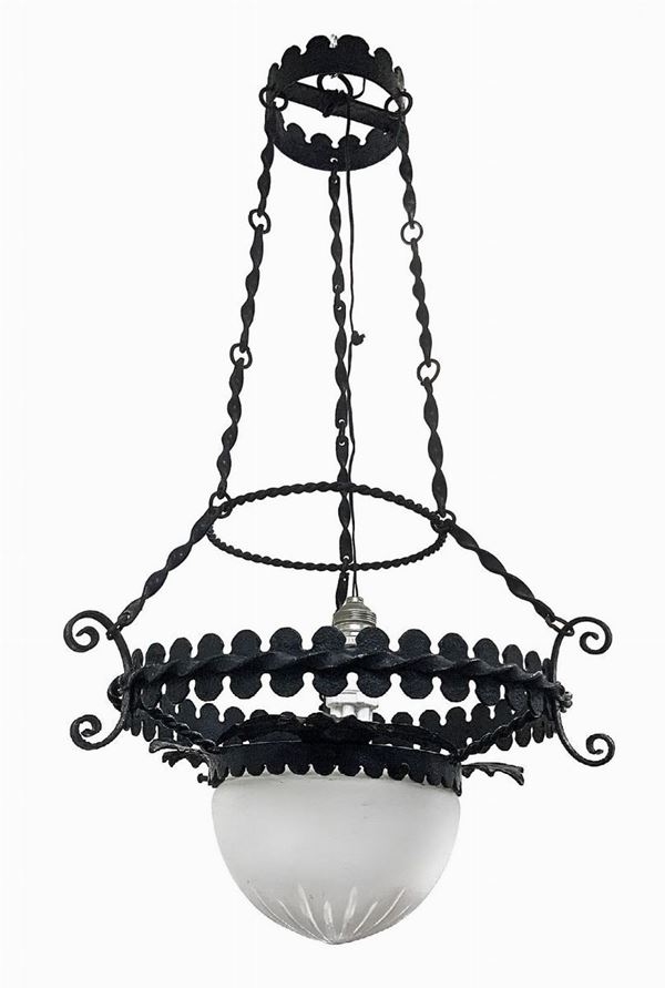 Lampadario in ferro battuto con coppa in vetro, fine XIX secolo. Fine XIX secolo.
H 94 cm, Diametro 40.
&nbsp 