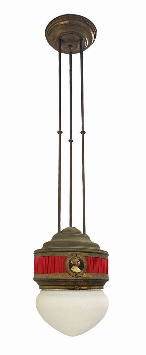 Lampadario liberty, fine XIX/inizi XX secolo. Fine XIX/inizi XX secolo,In ottone dorato con fascia plissettata di cotone recante n. 3 miniature con ... 
