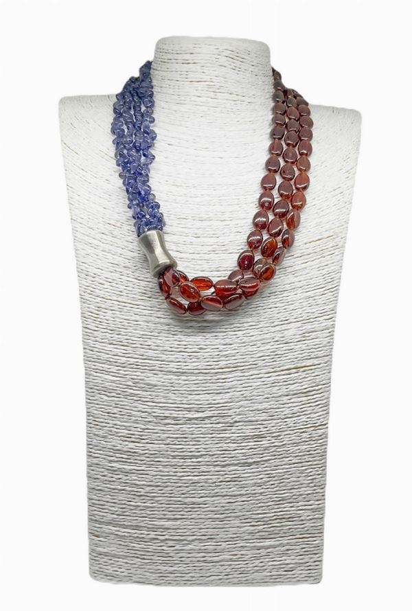Collana con tre fili di GRANATO piÃ¹ quattro fili IOLITE, divisore in Argento e chiusura in Argento. 
Lunghezza cm 60