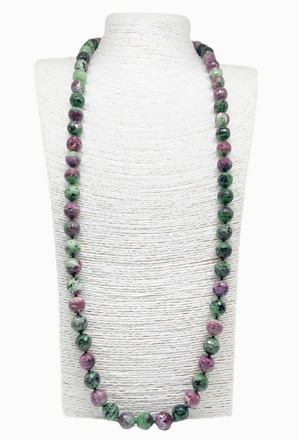 Collana in ZOISITE sfere sfaccettate mm 13, senza chiusura. 
Lunghezza cm 90