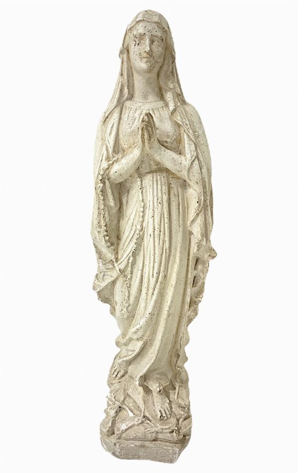 Statua in gesso raffigurante Madonna, inizi XX secolo. H cm 51. Piccole mancanze