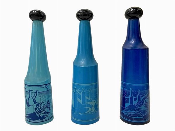 Trio di bottiglie serigrafate Salvador Dal&igrave  per Rosso Antico, 1970.
H 34, Diametro 19.