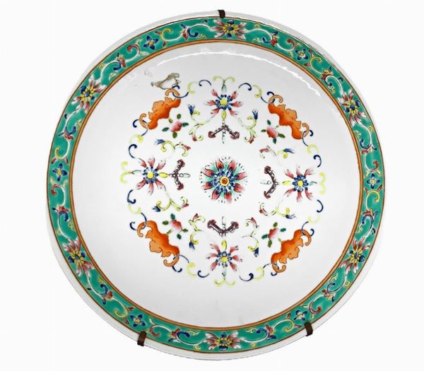 Piatto cinese in porcellana, Cina, Daoguang, 1820-1850. 
Diametro cm 20,5