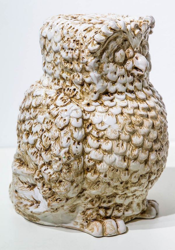 Caltagirone majolica. 20th century. Owl. H 28 cm, base 25 cm.