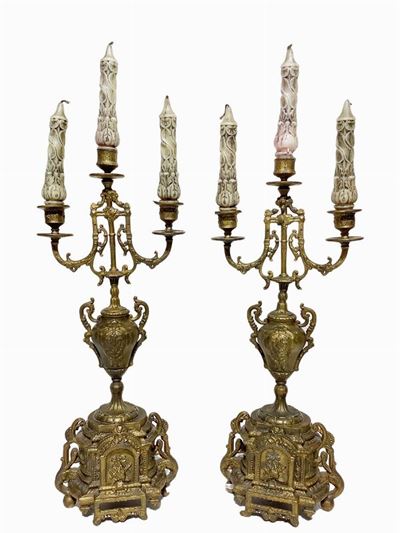 Coppia di candelieri a tre luci, bronzo dorato, XIX secolo