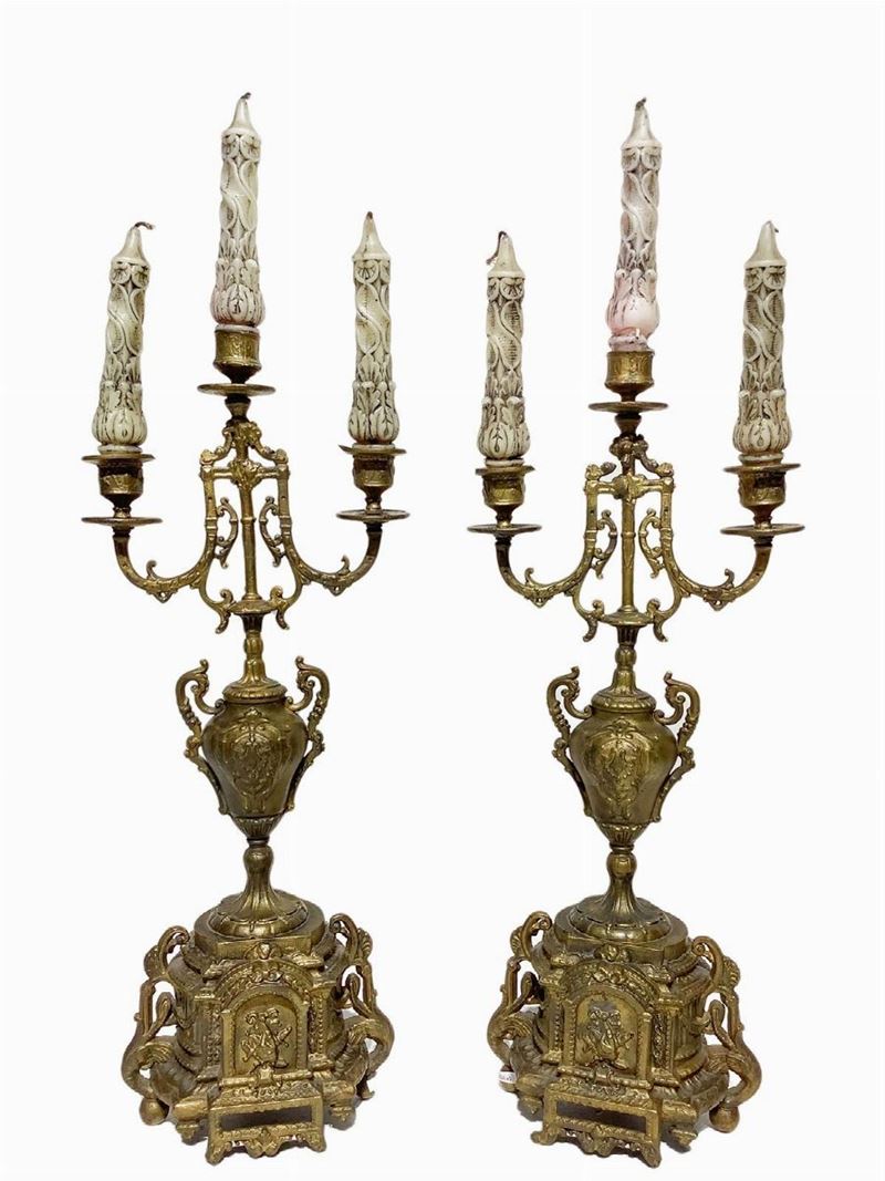 Coppia di candelieri a tre luci, bronzo dorato, XIX secolo
