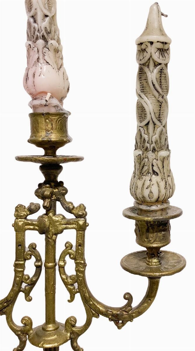 Coppia di candelieri a tre luci, bronzo dorato, XIX secolo
