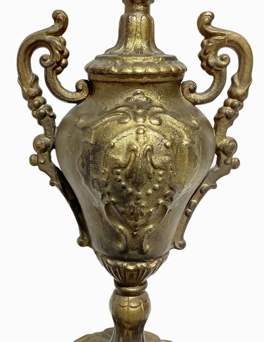 Coppia di candelieri a tre luci, bronzo dorato, XIX secolo