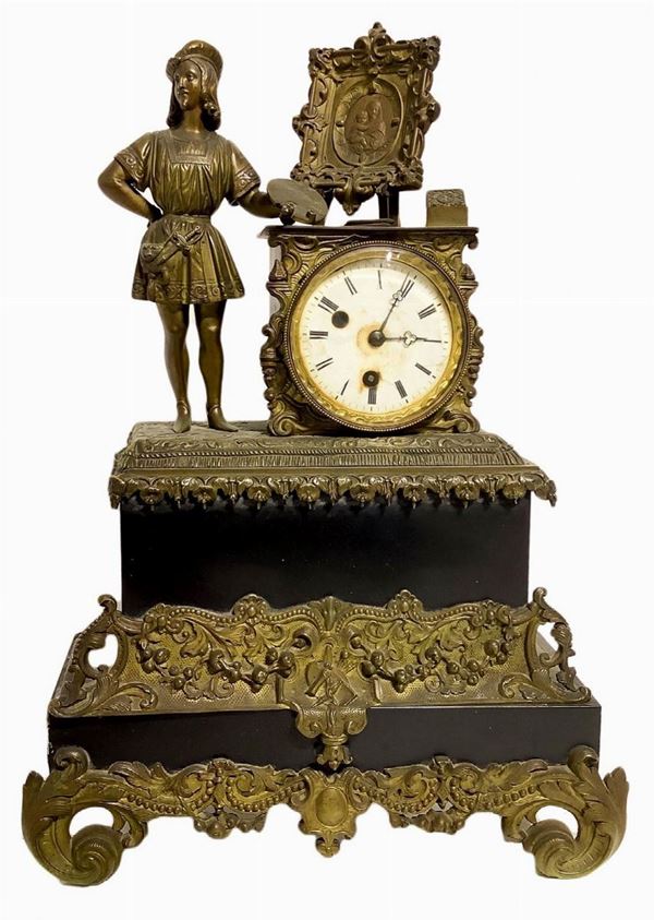 Orologio in bronzo e marmo nero belga, con scultura in bronzo raffigurante allegoria della pittura. Da revisionare. H cm 45x30