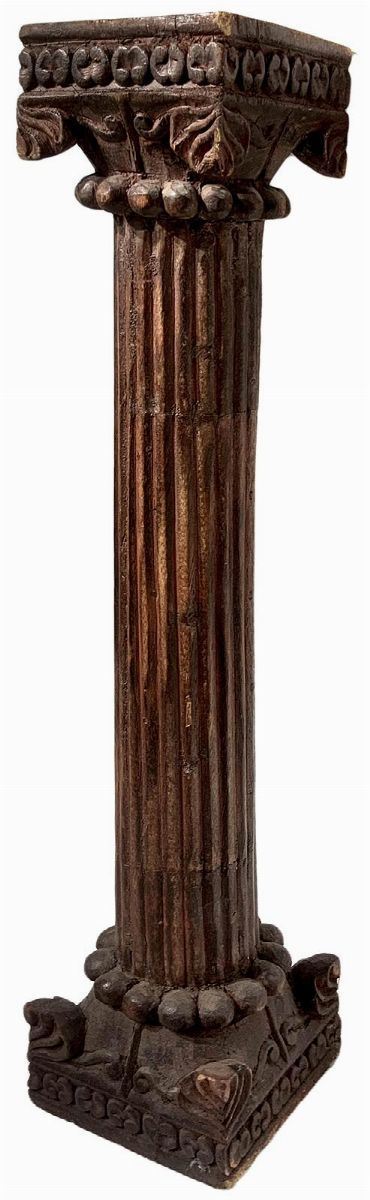 Colonna in legno con capitello, secolo XIX. H cm 99, base cm 20 x 20.

