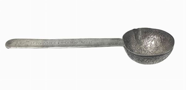 Coppiera mescitoria battesimale in argento, XVI secolo. Coppa balzata a motivi floreali e manico bulinato a ghirlande. Sul manico "D’Ioannes Lo Cascio Fecit". Punzone A.F.C.1520 Cm 29. Conca diametro cm 9,2.