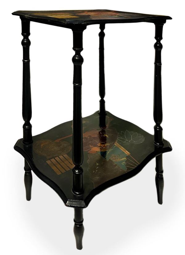 Coffee table in black lacquer chinoiserie, late nineteenth century. On two surfaces. Cm 76x x37x50