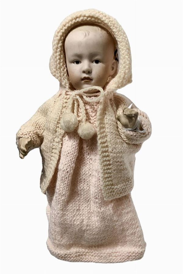 Doll in biscuit porcelain and body in composite material, in pink knitted dress, painted eyes, curved limbs, about 1900, Germany came from, "Bebe caractère", h. 24 cm,