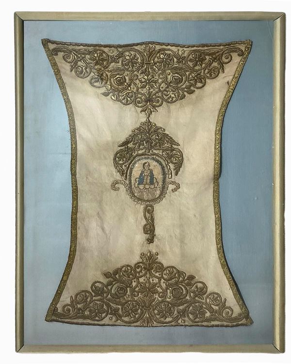 Liturgical Vestment embroidered in gold with floral decoration large leaves hexagonal frame. Cm 55x50