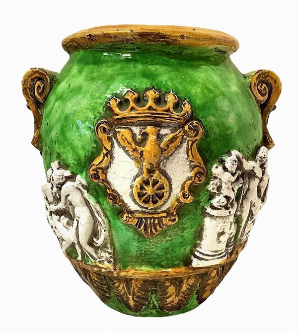 Cachepot in green and yellow tiled with white figures in relief. Caltagirone. XX century. H 45 cm, 28 cm mouth