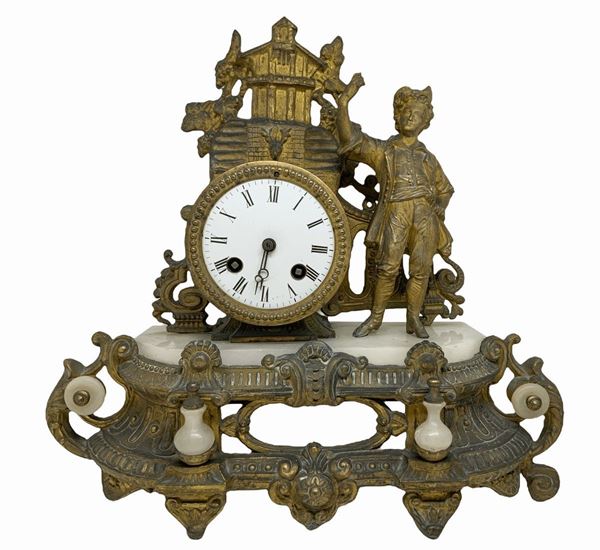 Table clock in bronze with a young guy, based in alabaster and white porcelain dial, nineteenth century. H 31 cm, 34 cm base x 10. Untested