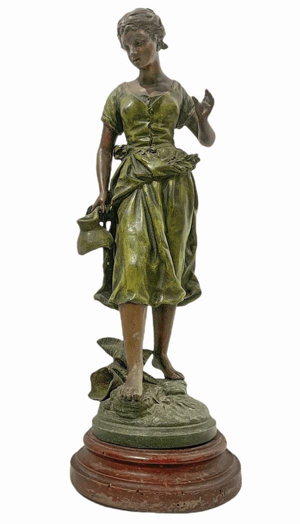 Statua in antimonio policromo raffigurante acquaiola, fine XIX secolo “Da Ernest Rancoulette (1887-1915)”.  H cm 50 con base lignea diametro cm 17.