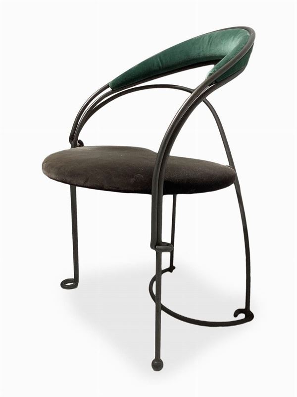 Armchair with iron sitting in velvet. H cm 77. Seat 44x50 cm.