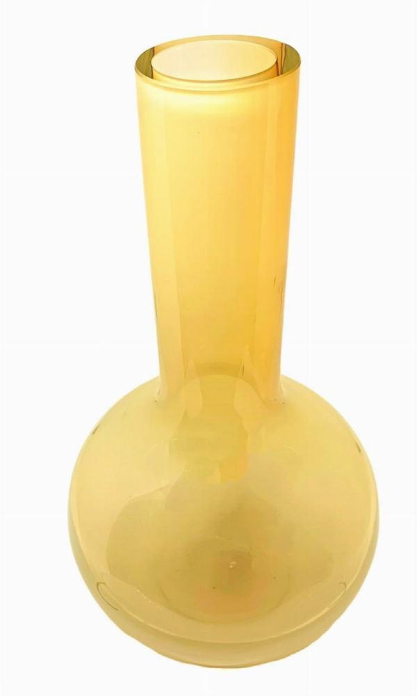 Vaso in vetro iridescente nei toni del pagliesco, di forma globulare con alto collo e bordo molato nello stile Barovier & Toso, Murano. H cm 30.