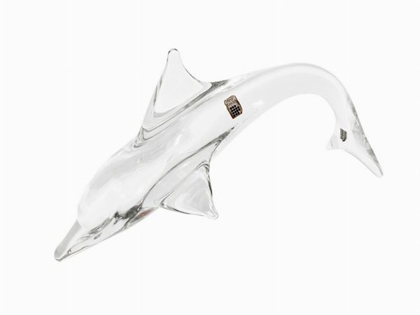 Daum, Delfino in cristallo trasparente ed incolore. Firmato Daum France, XX secolo. 
H cm 24 x 48
