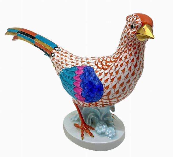 Scultura in porcellana policroma raffigurante fagiano. Sulla base marchio Herend Hvngary Hand painted.
H cm 16,5 x 32,5 