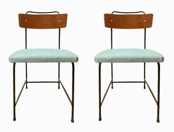Produzione svedese, coppia di sedie con struttura in metallo laccato nero. Anni â€™50,spalliere in compensato curvato, seduta rivestita in sky. ... 