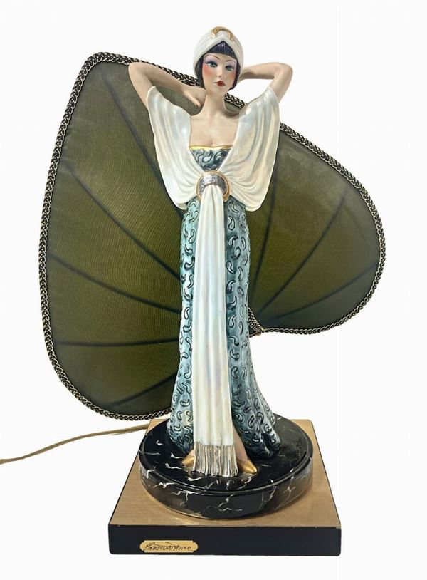 Lampada da tavolo con paralume a forma di foglia corredato da statuina di donna in abiti liberty. firmata alla base Edoardo Tasca. Ed. limitata ... 