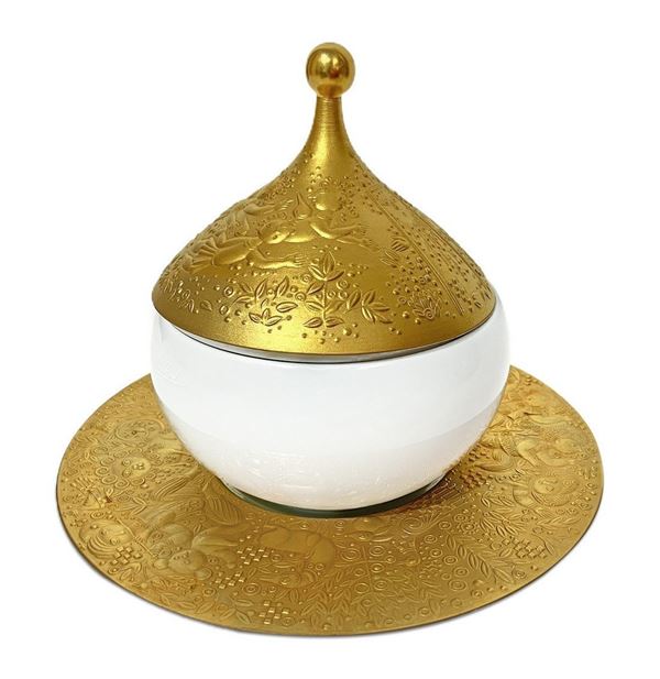 White porcelain sugar bowl. With valuable gold coating, that in the depictions it remains the homonymous work of the magical flute. Culture and ...