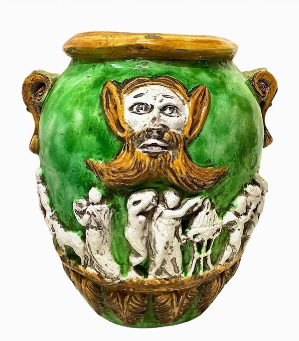 Cachepot in green and yellow majolica with white bas-relief figures. Caltagirone. 20th century,
H 45 cm, mouth 28 cm
