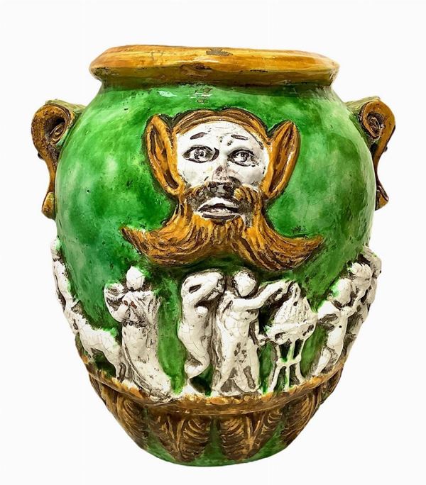 Cachepot in maiolica verde e giallo con figurazioni a bassorilievo bianco. Caltagirone.  XX secolo,
H cm 45, bocca cm 28