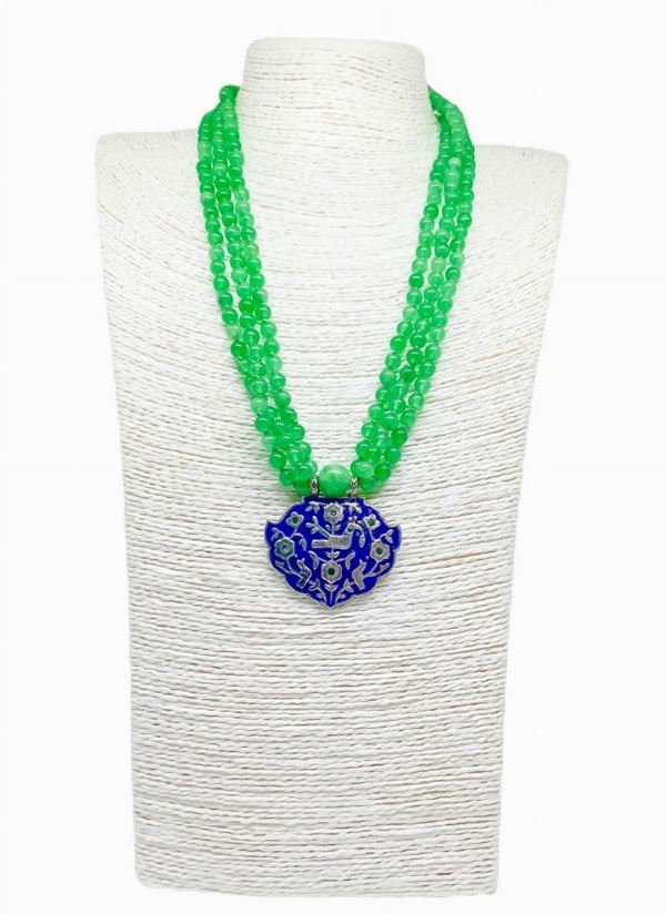 Collana con centrale argentato e tre fili di sferette di Giada, chiusura in Argento. 
Lunghezza cm 59