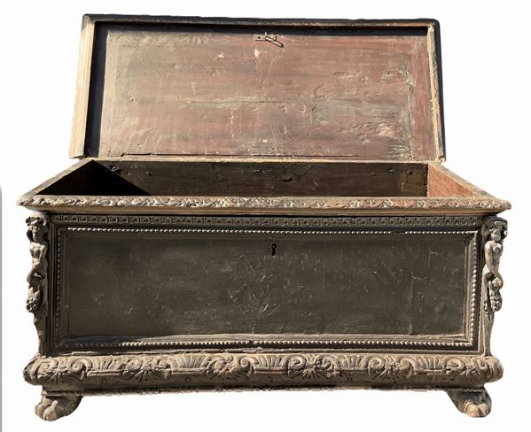 Chest in the corners with sculptures depicting caryatids walnut wood, richly carved frame, leonine feet and handles on the sides, the end of the seventeenth century. Height 50 cm Width 110 cm Depth 54 cm