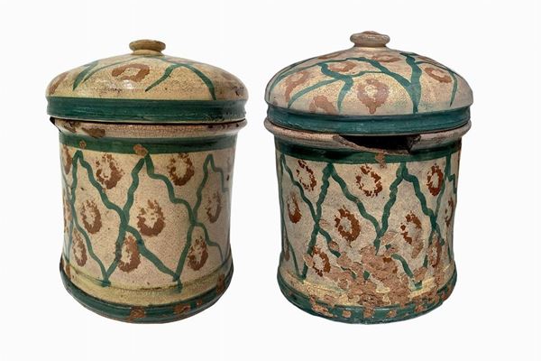 Coppia di cilindri in maiolica di Caltagirone  (XX secolo)  - Asta Asta di dipinti, oggetti, arte orientale e mobili - Casa d'aste La Rosa
