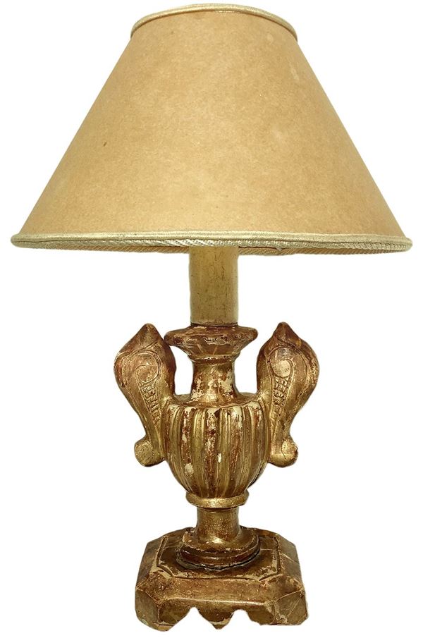 Small lamp with a gilded wooden base in the shape of an amphora with lampshade