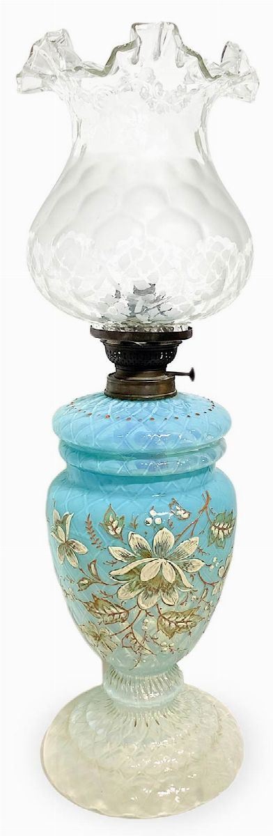 Oil Lume in blue opaline, basic hand-painted floral decorations. Glass upper portion in Tulipe. H 53 cm