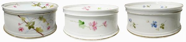 No. 3 spittoons Ginori porcelain with floral foliage, nineteenth century. Diameter 20 cm