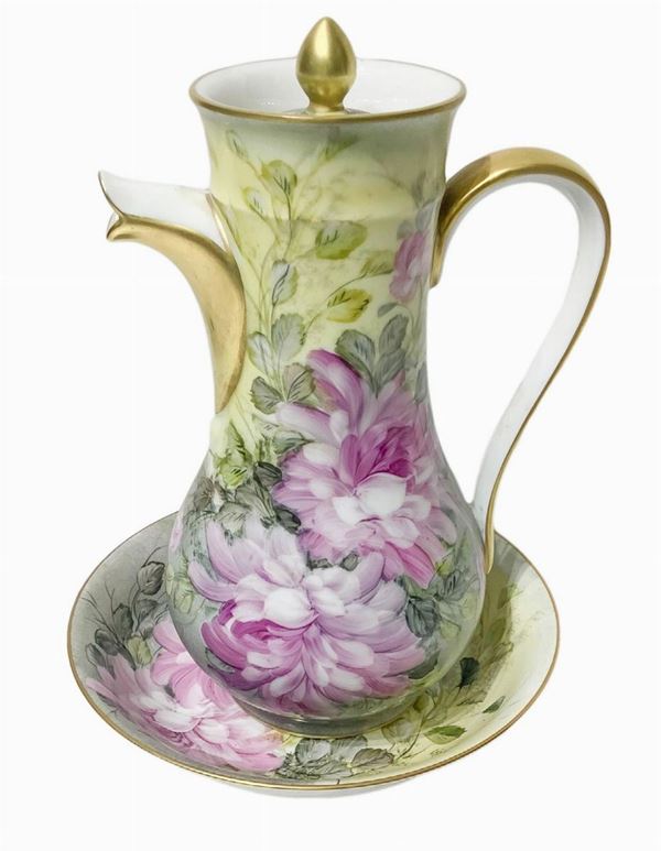 Teiera con piattino dipinta a mano, Firmata Giraud Limoges France e datata 1984. In stile floreale. H cm 27