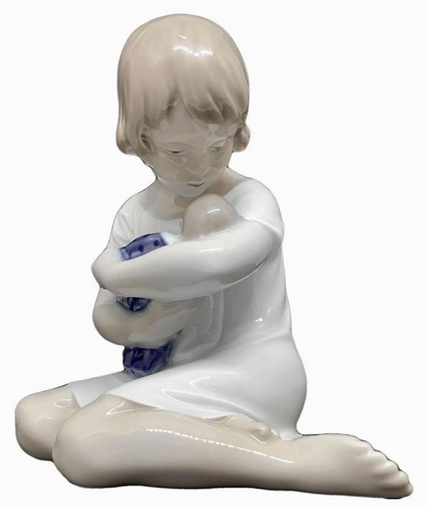 Statuina raffigurante bambina seduta con bambola, Manifattura Royal Copenaghen. Danimarca