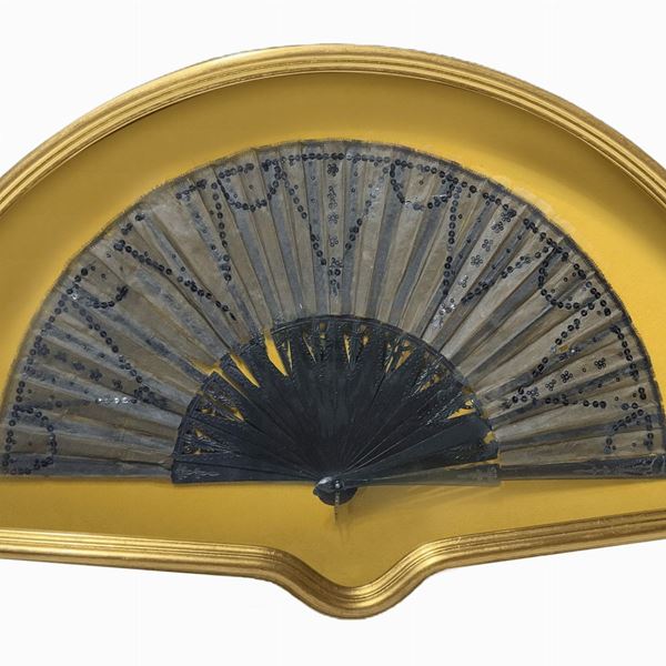 Folding fan black with sequins folding fan. Early twentieth century. Cm 38x64
